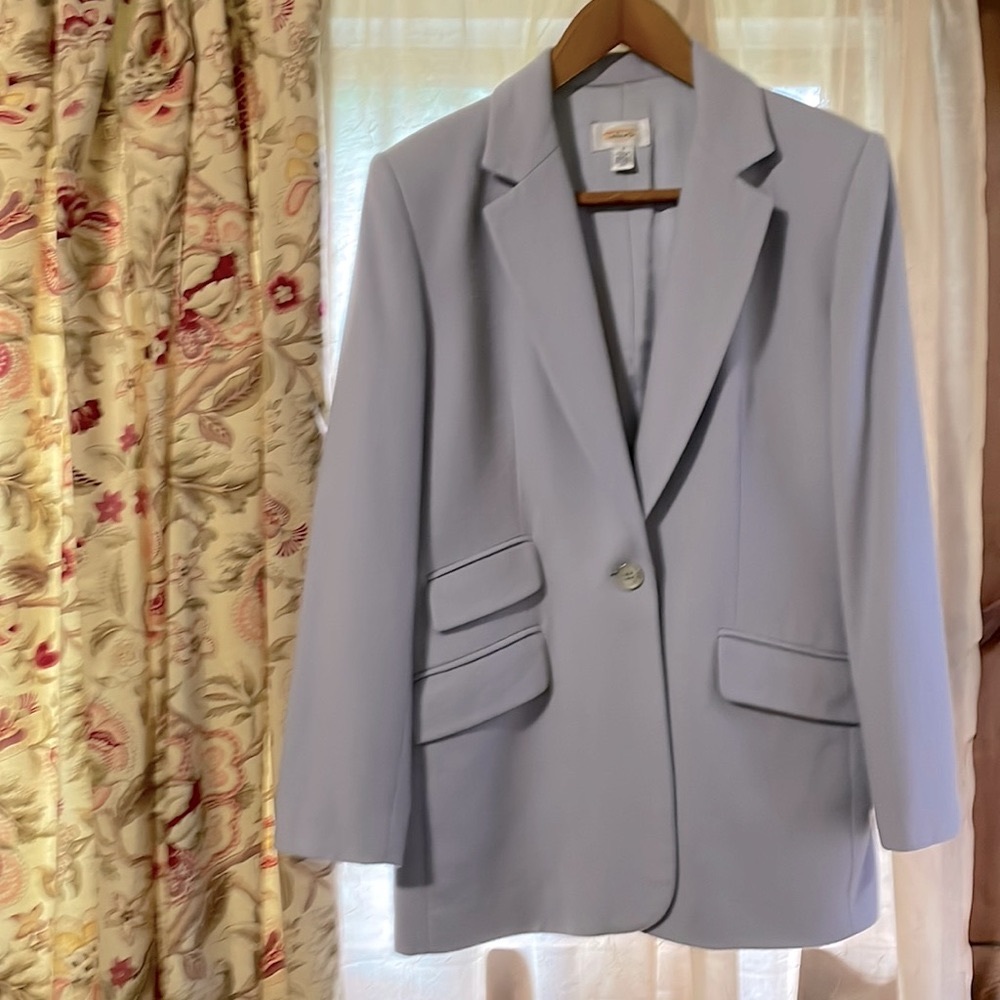 Single button pale lavender blazer.